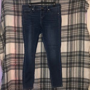 Universal Thread Women’s Blue Jeans